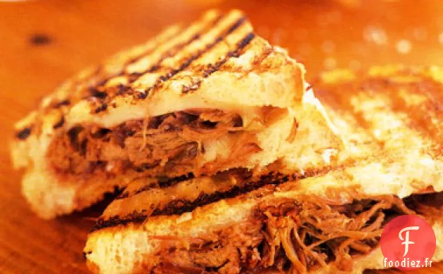 Fromage Grillé avec Côtes Levées Effilochées et Oignons Rouges Marinés