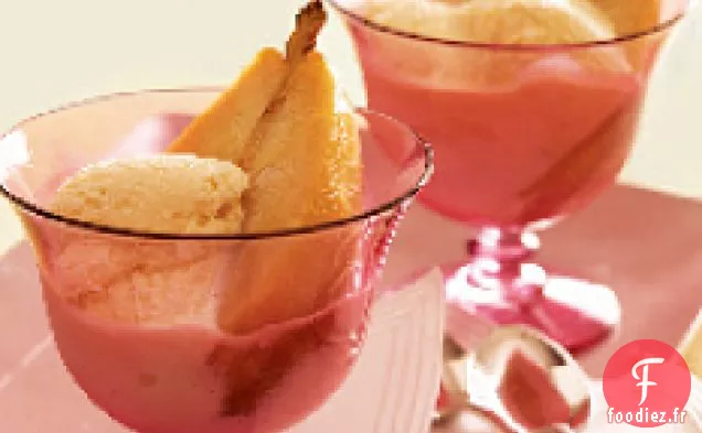 Poires cuites au four avec de la crème glacée