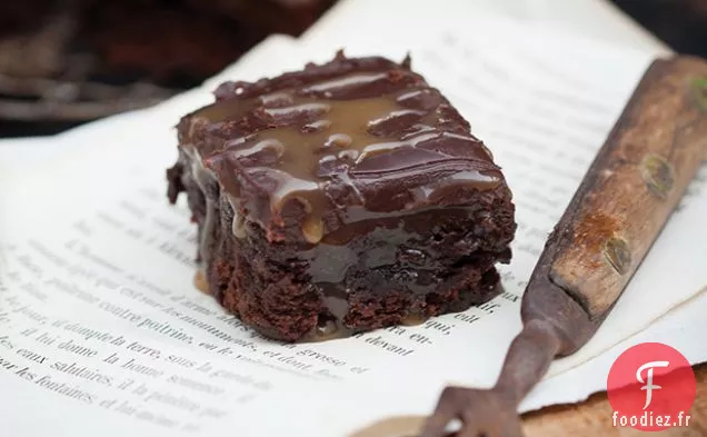 Brownies Au Chocolat Noir Superposés Au Caramel