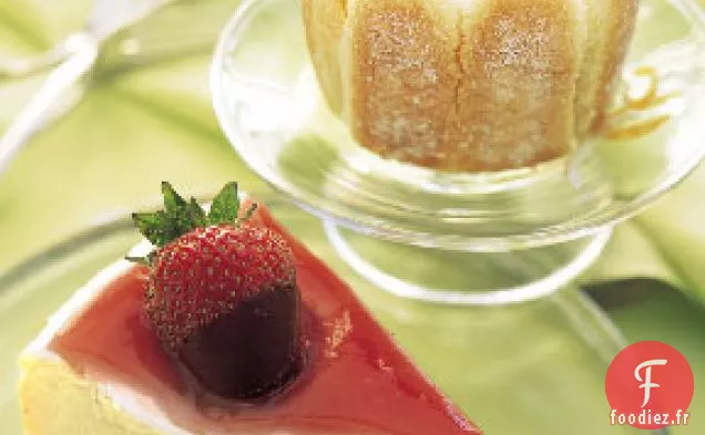 Gâteau au fromage au Mascarpone avec Glaçage à la Rhubarbe et Fraises Enrobées de Chocolat