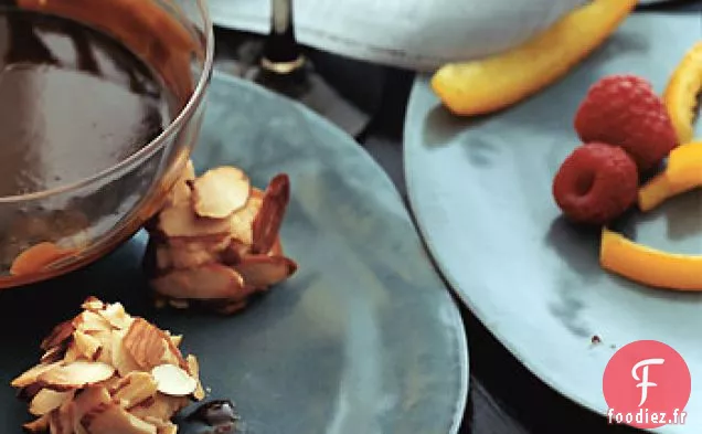 Fondue au Chocolat avec Zeste d'Orange Confite, Framboises et Macarons aux Amandes