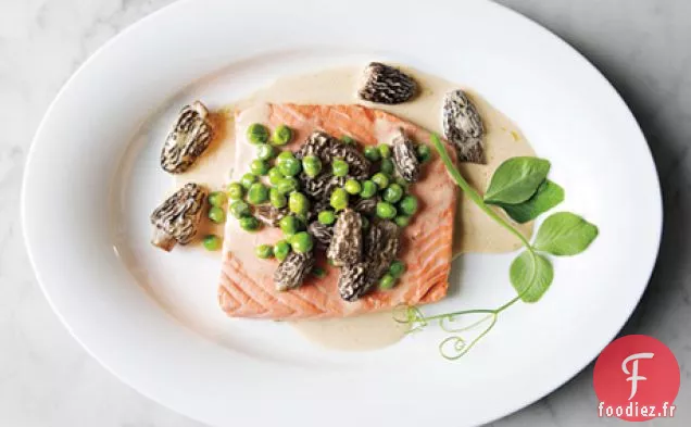 Saumon Sauvage Poché aux Petits Pois et Morilles