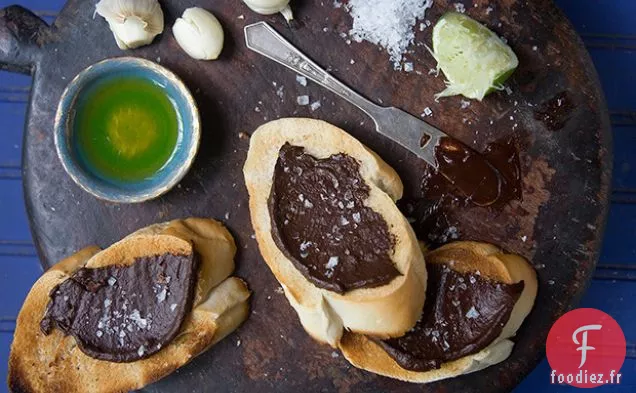 Mojo Chocolat-Ail avec Pain Cubain Grillé (Tostadas de Pan Cubano avec Mojo de Chocolat)