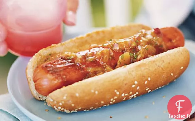 Hot-Dogs grillés avec Chutney de Mangue et Relish d'Oignon Rouge