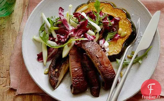 Salade de Courge de Gland Rôtie et Champignons Portobello avec Radicchio, Pommes et Graines de Citrouille