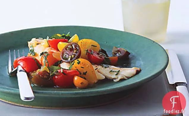 Poisson à l'Eau de Tomate au Concombre au Curry et Salade d'Herbes aux Tomates