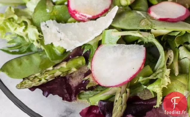 Salade De Légumes Verts Printaniers Aux Asperges, Pois Mange-Tout, Radis Et Ho