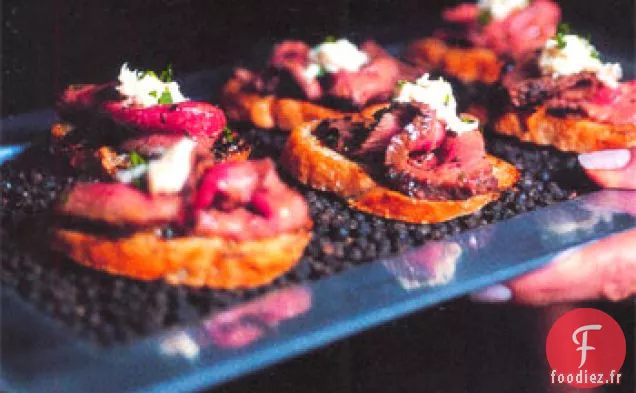 Steak en Croûte de Poivre et Crème de Raifort sur Crostini à l'Ail grillé