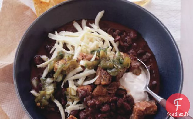 Chili aux Haricots Noirs avec du Porc Croustillant et Salsa de Poblano