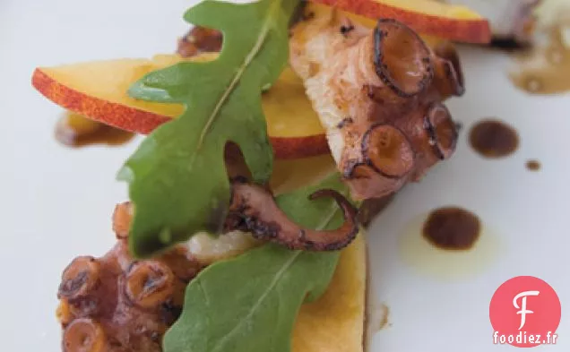 Poulpe carbonisé à la Pêche, Roquette et Balsamique Vieilli