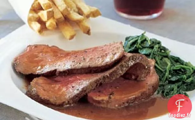 Filet de Bœuf Sauce au Vin Rouge, Épinards à la Crème et Frites Truffées