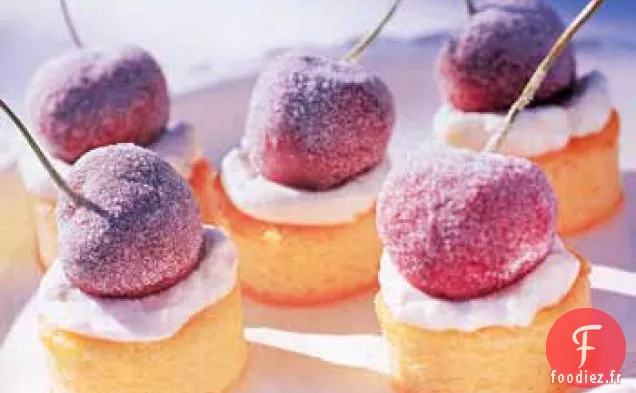Gâteaux Miniatures aux Amandes avec Cerises Sucrées et Crème de Kirsch