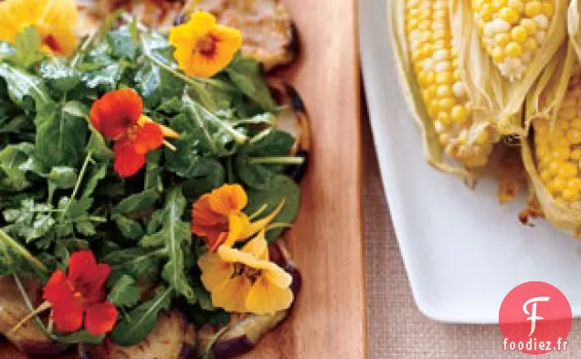 Salade D'Herbes Fraîches Et De Légumes Verts Aux Aubergines Frites