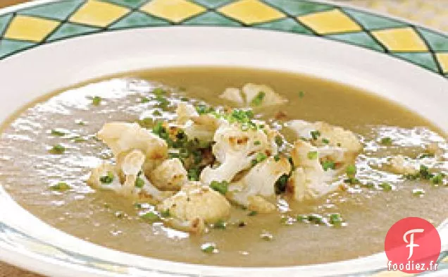 Soupe Crémeuse À L'Ail Rôti Avec Chou-Fleur Sauté Et Herbes Fraîches