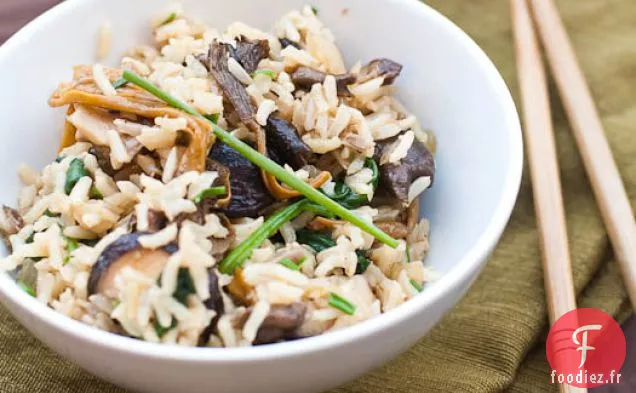 Champignons Mélangés Et Épinards Dans Du Riz Brun