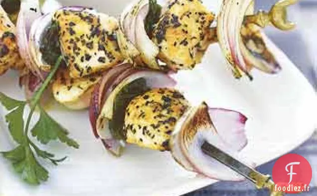 Brochettes de Poulet Grillé, Oignon Rouge et Menthe avec Salade Grecque