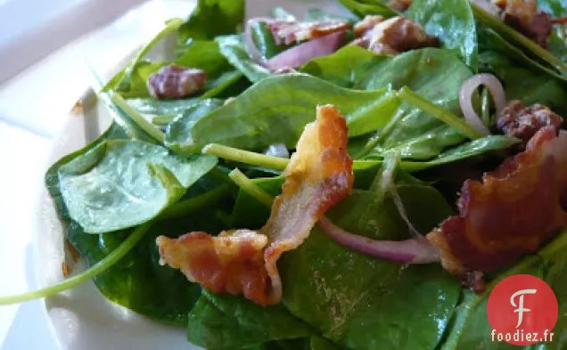 Salade D'Épinards À La Pancetta Croustillante Et Aux Noix Grillées