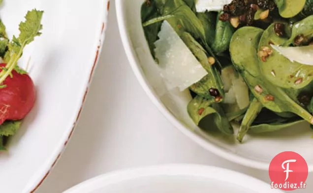Salade D'Épinards Au Pecorino, Aux Pignons De Pin Et Aux Groseilles