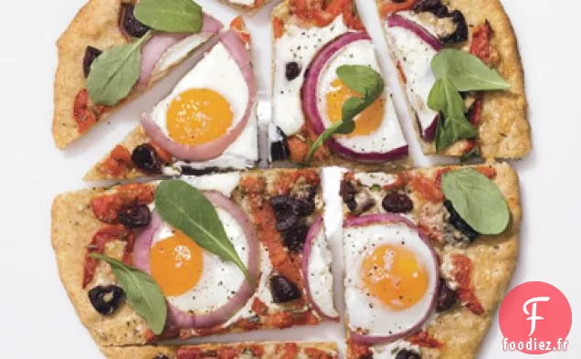 Pizza aux Œufs, Poivrons Rouges Rôtis, Olives et Roquette