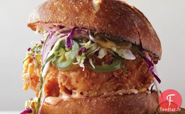 Sandwich au Poulet frit avec Salade de Chou et Mayo épicée