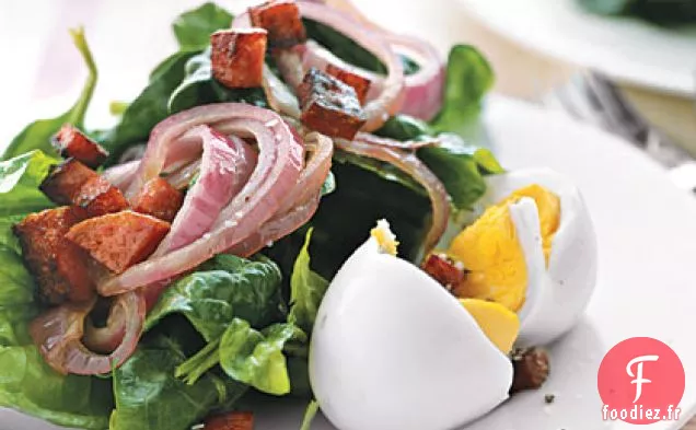 Salade d'Épinards avec des Cubes de Salami Chauds