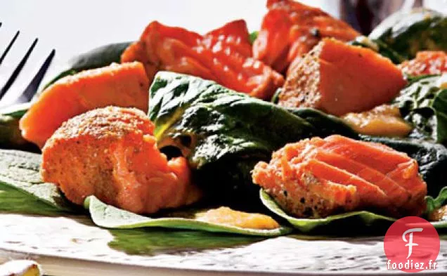 Salade de Saumon Grillé et Épinards avec Vinaigrette aux Pêches