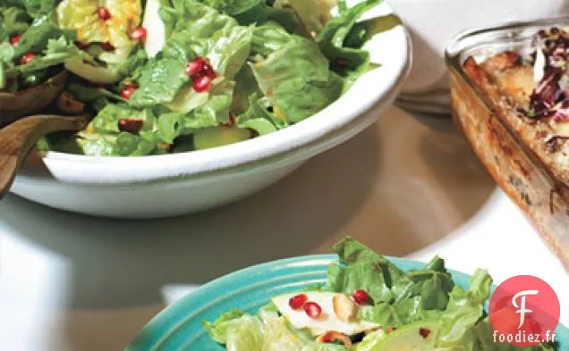 Salade d'Escarole et de Laitue au Beurre aux Graines de Grenade et Noisettes