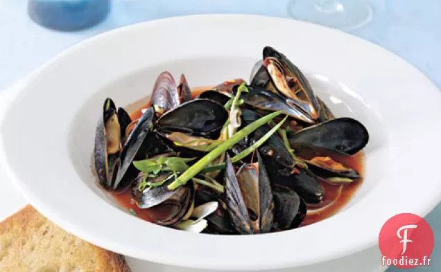Moules Cuites à la Vapeur Épicées avec Pain à l'Ail