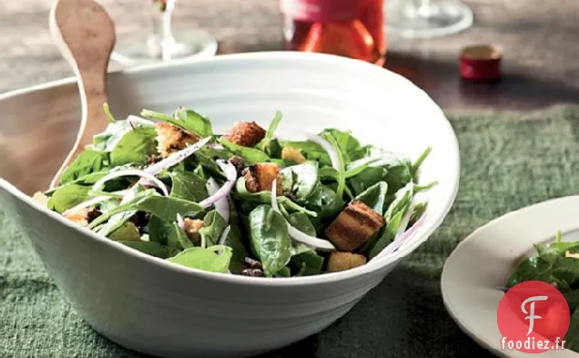 Salade d'Épinards aux Croûtons de Pain de Maïs