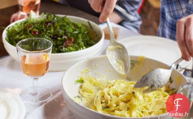 Pâtes D'Été Bancales, Salade d'Herbes, Tartelettes aux Poires