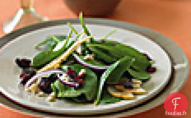 Salade d'Épinards aux Poires Bosc, Canneberges, Oignon Rouge et Noisettes Grillées