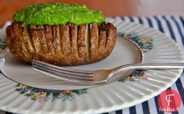 Pommes De Terre Hasselback Au Pesto D'Épinards Et De Noix De Cajou