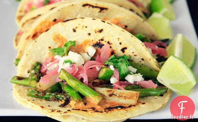 Tacos aux Asperges Carbonisées avec Adobo Crémeux et Oignons Rouges Marinés
