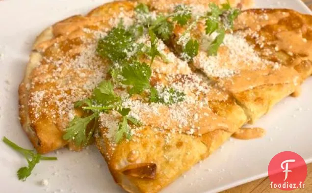 Quesadilla Fritas (Quesadillas frites) avec Jalapeños marinés, Coriandre et Crème Chipotle