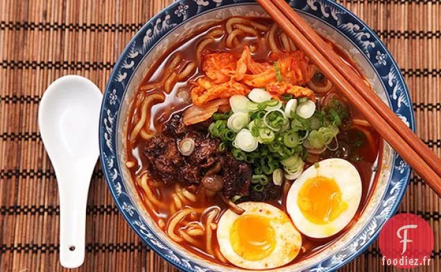 Soupe de Nouilles au Bœuf Ramyun Coréenne Épicée Maison à la Coupe du Tibia