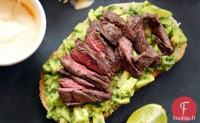 Steak Grillé, Sandwichs à l'Avocat et à la Crème Épicée