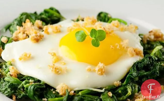 Oeufs Aux Épinards À La Crème De Moutarde Et Chapelure Croustillante
