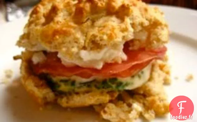 Meat Lite: Sandwichs à la Soppressata, aux œufs et à la Ricotta sur des biscuits au Babeurre