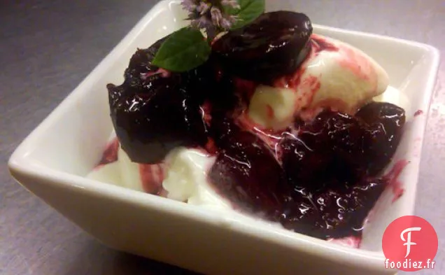 Scooped: Vraiment Bon Yogourt Glacé avec Compote de Cerises Rôties