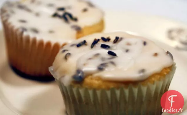 Français en un Éclair : Cupcakes à la Crème Fraîche et Glaçage à la Lavande de Provence
