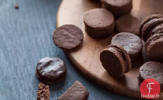 Biscuits Sandwich Au Chocolat Fourrés à la Crème au Chocolat (Sans Gluten, Sans Céréales, Sans Noix, Végétaliens, Respectueux des Paléo)