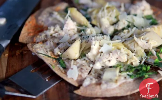 Pizza aux Épinards, Poulet et Artichauts à Croûte Fine