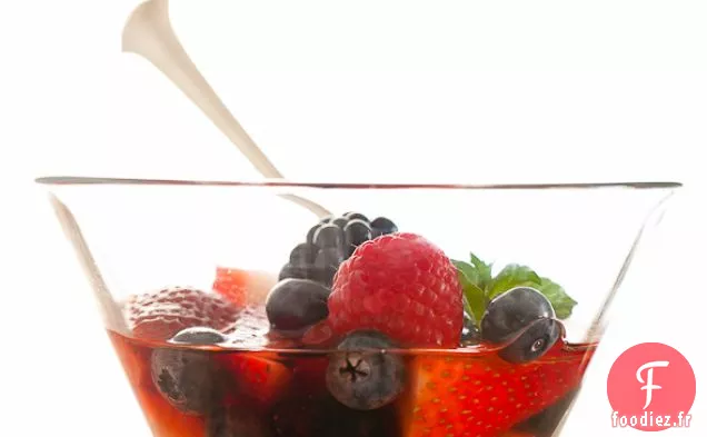 Mélange de Baies au Vin Rosé et Mascarpone au Miel | Une Soupe de Fruits Estivale