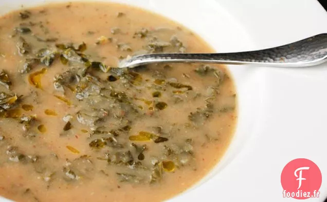 Végétalien: Soupe de Chou-Fleur Carbonisée Fumée et de Pommes de Terre au Chou Frisé