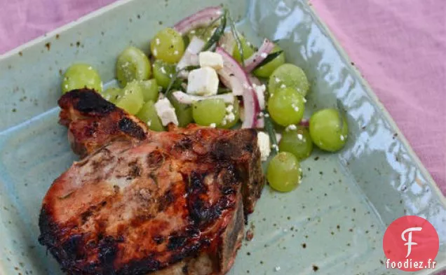 Côtelettes de Porc Grillées Saumurées avec Salade Estragon-Raisin