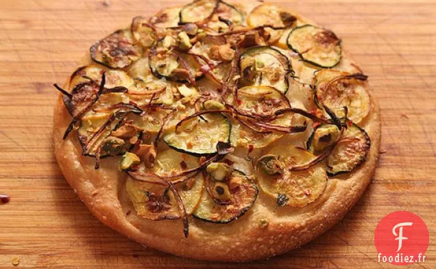 Pizza à la Poêle Facile Aux Courgettes, à l'Oignon Rouge et aux Pistaches (Végétalienne)