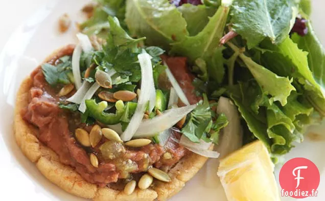 Sopes Végétaliennes avec Haricots Frits et Salsa Verde