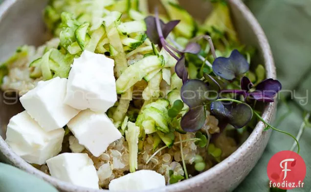 salade de quinoa de courgettes aux microgreens / verts tendres
