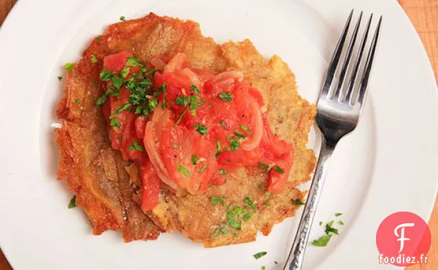 Patacones Con Hogao (Plantains Frits à la colombienne avec sauce Tomate-oignon)