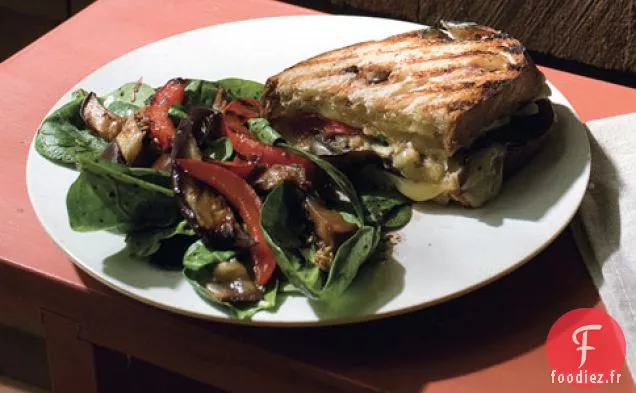 Panini Aubergine, Poivron Rouge Et Fontina Avec Salade D'Épinards